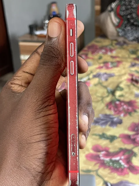 iPhone 12 128GB Red 4